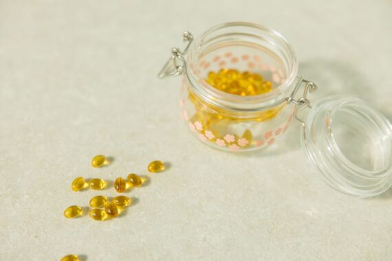 Een assortiment van berberine supplementen op een tafel met natuurlijke ingrediënten voor gezondheid.